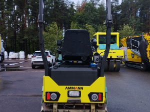 Tandeminis vibrovolas Ammann ARX 23-2 vaizdas iš galo