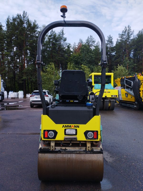 Tandeminis vibrovolas Ammann ARX 23-2 vaizdas iš galo