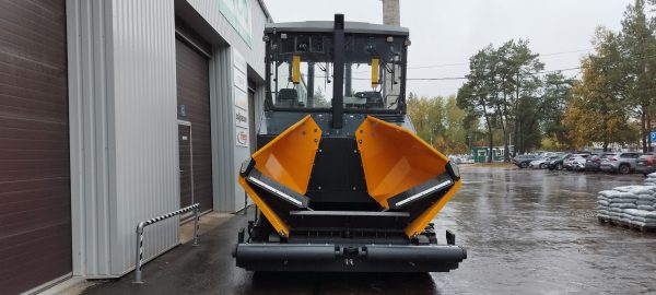 Naudotas ABG 6820 asfalto klotuvas vaizdas iš priekio