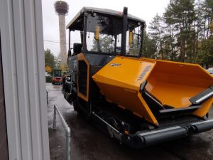 Naudotas ABG 6820 asfalto klotuvas vaizdas iš priekio