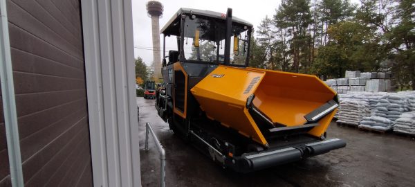 Naudotas ABG 6820 asfalto klotuvas vaizdas iš priekio