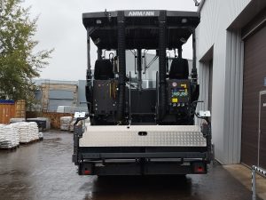 Naudotas ABG 6820 asfalto klotuvas vaizdas iš galo