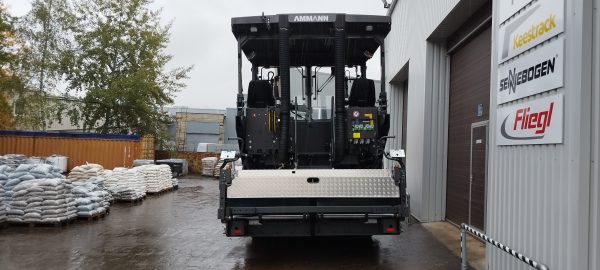 Naudotas ABG 6820 asfalto klotuvas vaizdas iš galo