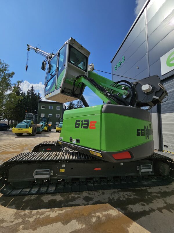 Teleskopinis kranas Sennebogen 613E vaizdas iš šono